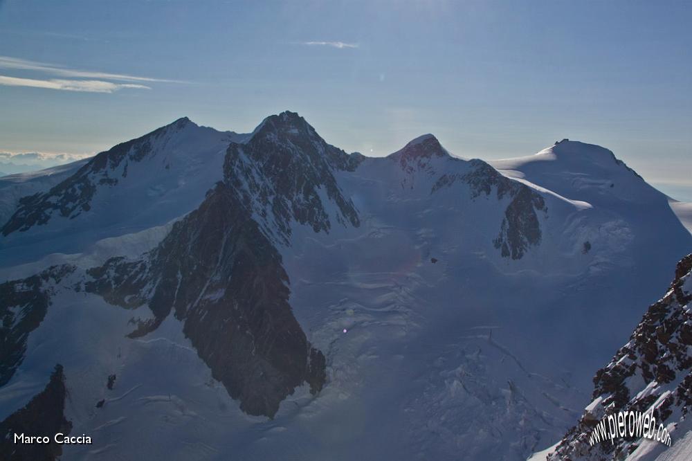 40_M.te Rosa...le 4 cime. Nordend, Dufur, Zumstain e Gnifetti con Capanna Margherita.JPG